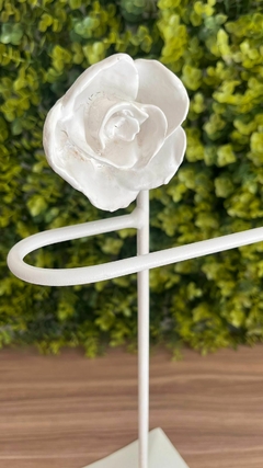 Porta-Toalha em aço e flor de resina - comprar online