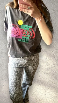 Remera gris gastada Coke en internet