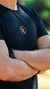 camiseta preta estampa estátua anjo
