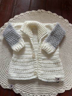 Saquito cuello alto blanco y gris - comprar online
