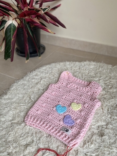 Chalequito rosa pastel con corazoncitos