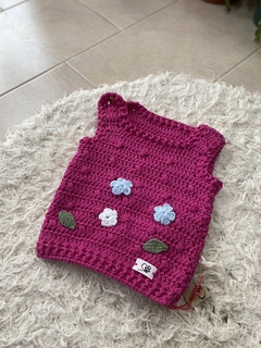 Chalequito fucsia con florcitas