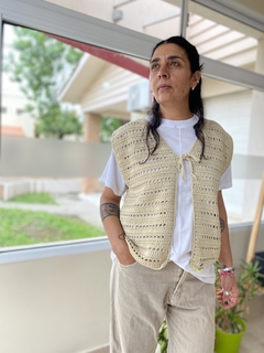 Chalequito para atar beige en internet