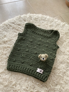 Chalequito verde con osito - comprar online
