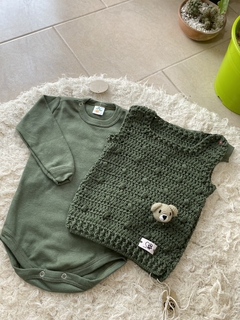 Chalequito verde con osito - RINCÓN DE TEJIDO