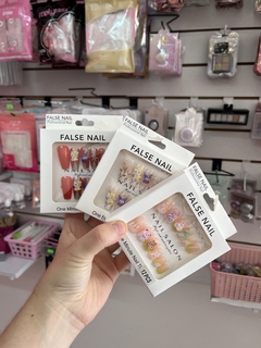 Uñas postizas con apliques