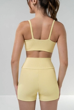 Shorts Hazel Pale Banana na internet