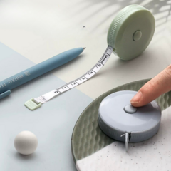 CENTIMETRO PARA COSTURA RETRACTIL 1.5 M COLORES SURTIDOS