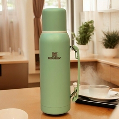 TERMO SIMIL STANLEY ACERO 1 LITRO CON PICO CEBADOR COLORES PASTELES EN CAJA - comprar online