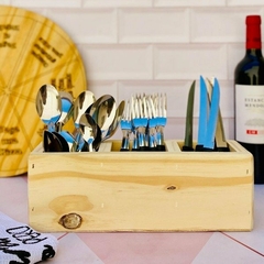 CUBIERTERO DE MADERA CON 3 ESPACIOS.