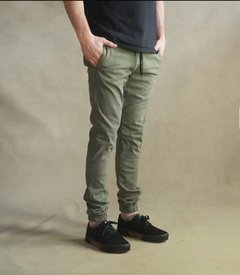 Pantaĺón chino con jogger