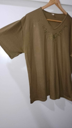 Remera Verde Amplia Bordada - Usada En Buen Estado - comprar online