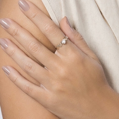 Imagem do Anel Skinny Com Coracoes Lisos Abaulados E 1 Zirconia Coracao De 5,00 Mm.