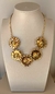 Colar 5 flores metal dourado