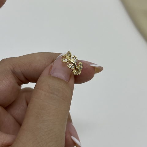 Piercing ramo de folhas