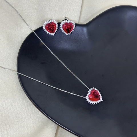 Conjunto coração rubi rodeado de micro zircônias cristal