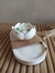 Kit Vela Perfumada em Flor de Lótus + Bandeja Decorativa Oval Bege Marmorizada (Embalada em Saquinho de Algodão) - Jardim Decor