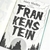 Capa do livro Frankenstein de Mary Shelley, com fundo verde e elementos de terror, como uma casa assombrada e arvores sombrias.