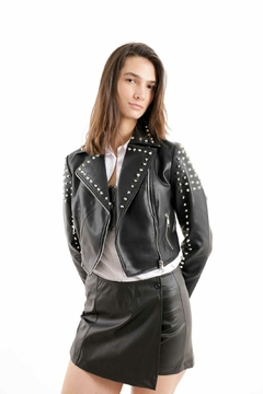 Campera ROCKET tachas ecocuero importada en internet