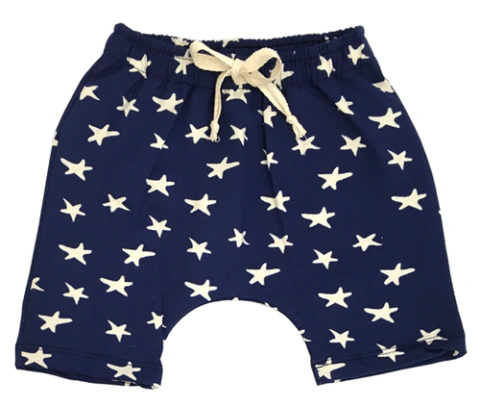 Bermuda azul oscuro con estrellitas blancas y cordón ajustable en la cintura
