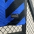 Detalhe da camisa do torcedor masculino da Inter de Milão, modelo 24/25, nas cores azul e preta, mostrando a etiqueta de engenharia.