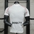 Camisa branca do River Plate, modelo home torcedor 24/25, vista de costas, com detalhes em vermelho e logo da Directv.