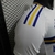 Camisa do Boca Juniors 2024/2025, destacando detalhes das mangas e listras em azul e amarelo.