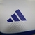 Logotipo da Adidas em destaque na camisa Boca Juniors 2 24/25, com fundo branco e detalhes em azul.