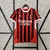 Camisa do Milan 1 24/25 para torcedores, nas cores vermelha e preta, com detalhes em branco e logo da Puma.