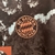 Emblema do Bayern de Munique em uma camisa masculina azul marinho, refletindo o design da temporada 24/25.