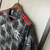 Camisa cinza do Flamengo III 24/25 para torcedores masculinos, com detalhes em vermelho e logo do clube.