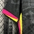 Detalhe da manga da camisa Chelsea III 24/25, na cor preta, com acabamentos em rosa e amarelo.