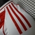 Detalhe da camisa River Plate Adidas Home 24/25, destacando as listras vermelhas e brancas.
