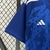 Camisa azul royal do Cruzeiro com detalhes em estrelas, marca Adidas, vista de perto.