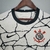 Camisa masculina do Corinthians I 21/22, branca com detalhes pretos e estampa de rachaduras, com logo do time.