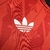 Detalhe da camisa Flamengo Lifestyler 2024 na cor vermelha, com logo branco da Adidas.