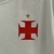Detalhe da camisa de goleiro masculina do Vasco da Gama, cor branca, com o escudo do clube em destaque.