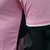 Detalhe da camisa rosa do Inter Miami, versão jogador, com acabamento em preto e tecido texturizado.