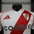 Camisa de futebol masculina do River Plate, modelo Adidas Home 24/25, nas cores branca e vermelha, com detalhes em preto.