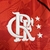 Detalhe do logo do Flamengo em uma camisa vermelha da edição especial Lifestyler 2024.