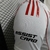 Detalhe da camisa Adidas do River Plate, modelo 24/25, mostrando a logo "ASSIST CARD" e listras vermelhas.