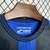 Detalhe do colarinho da camisa Atalanta 2024/25, mostrando a etiqueta e as cores azul e preta.