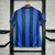 Camisa do Atalanta 2024/25 com listras verticais azuis e pretas, vista de trás.