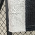 Detalhe da camisa Botafogo 1 24/25, mostrando a tecnologia SPEEDWICK em um tecido listrado em preto e branco.