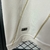 Detalhe da camisa masculina Bege do Vasco da Gama, modelo 24/25, mostrando a textura do tecido e o logotipo da marca.