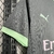 Detalhe da camisa Milan III 24/25, mostrando a manga com acabamento verde e logo da Puma.