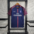 Camisa retrô do Paris Saint-Germain, modelo 17/18, na cor azul com detalhes em marrom, com o logo da Nike e patrocinador Fly Emirates.