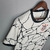 Camisa do Corinthians I 21/22, branca com detalhes pretos, estampa rachada e logo do time.