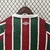 Camisa Fluminense I 24/25 masculina na cor tricolor, com listras verdes e vermelhas, vista de costas.