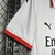 Detalhe da camisa branca do Milan II 24/25 para torcedor masculino, com mangas e detalhes em vermelho.